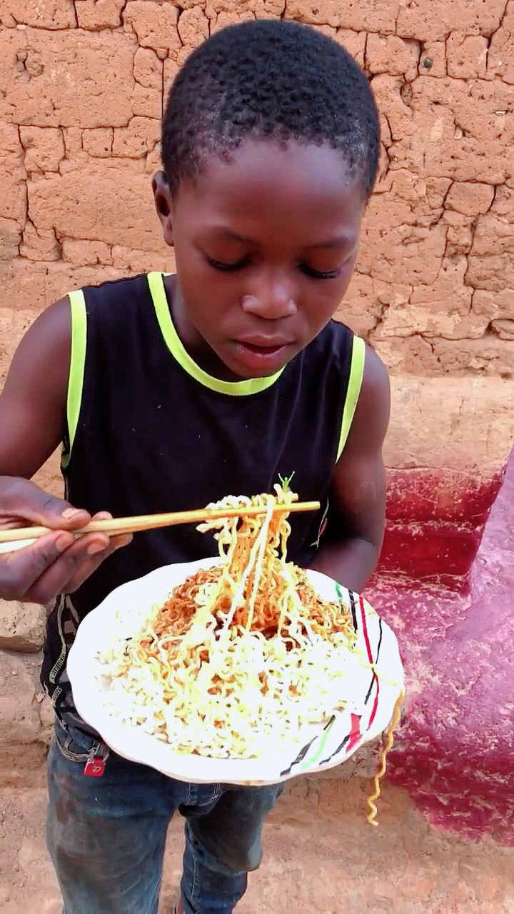 非洲孩子学会用筷子吃饭了.