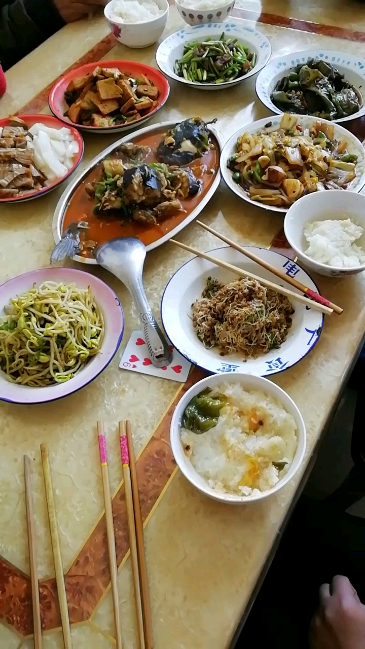 做一桌菜,全家人能坐到一起吃饭的日子越来越少了.团圆