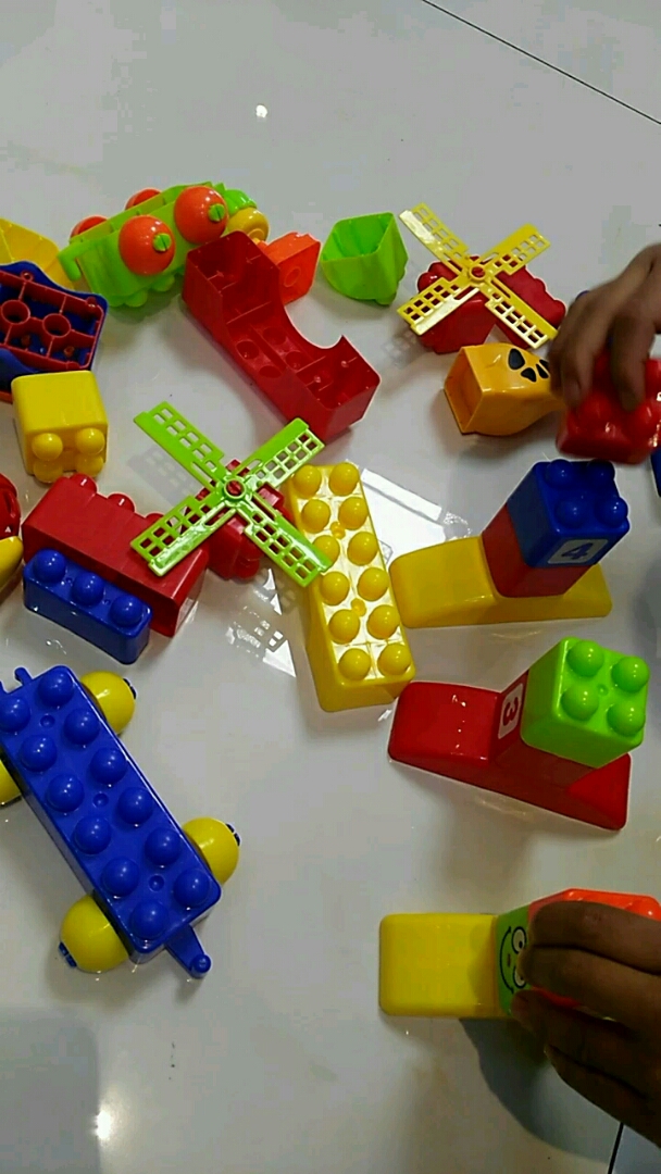 家有萌娃#天天的玩玩具时间——小人过桥