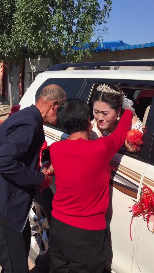 老父亲舍不得女儿出嫁,哭的心疼啊,好多人都看哭了