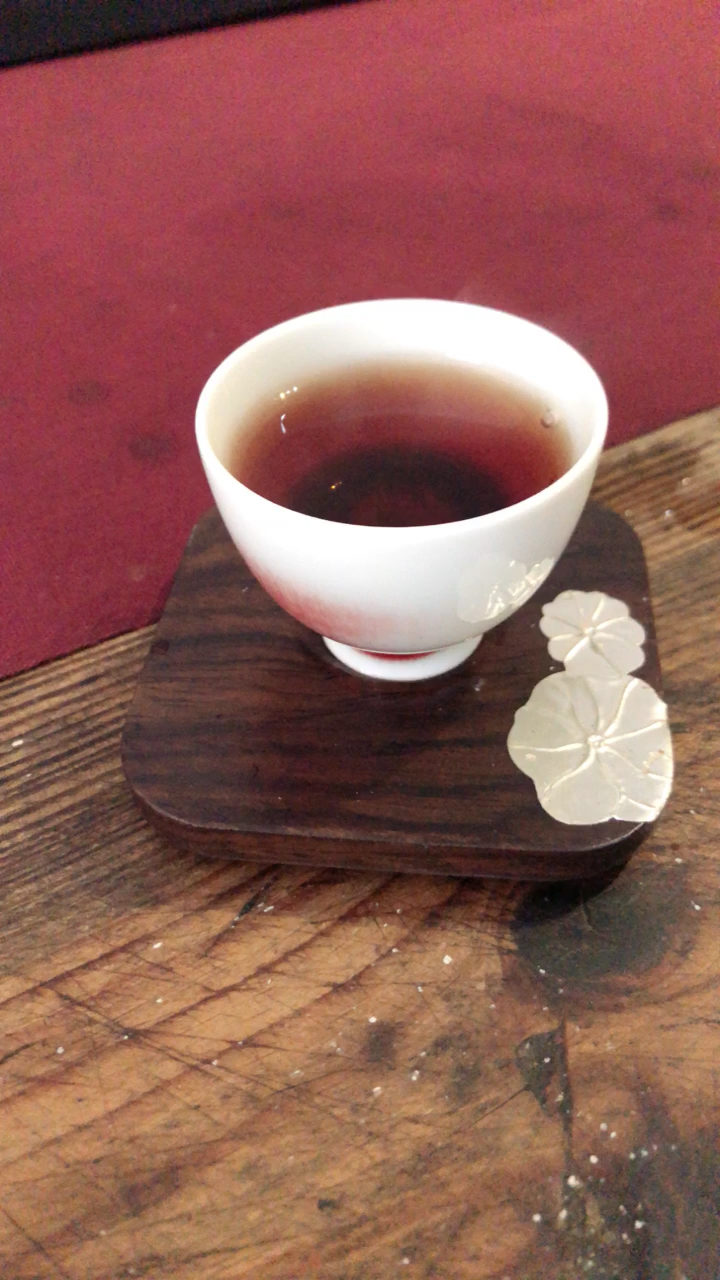 一杯茶水思考人生