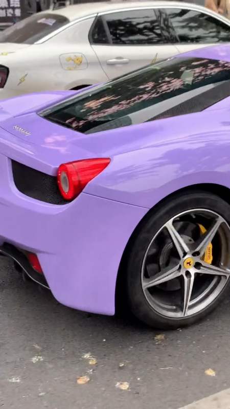 渐变色法拉利458遇上爆改英菲尼迪这颜色这造型太酷了气得法拉利狂轰