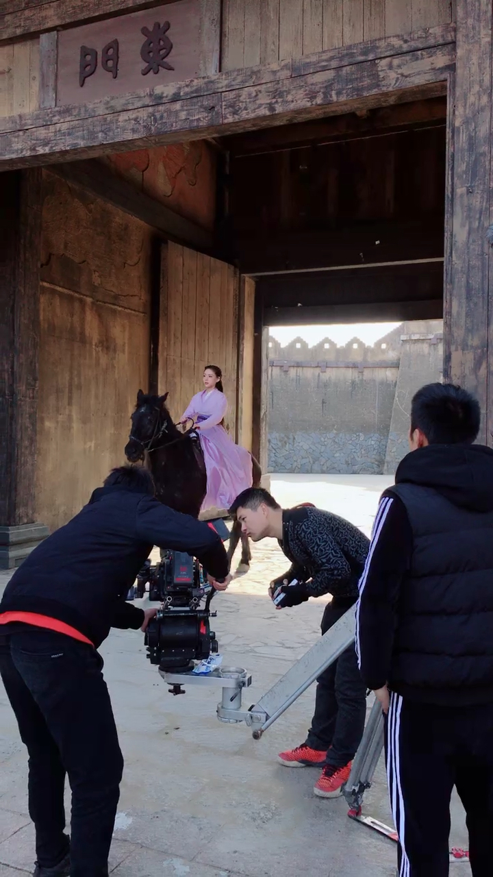 女演员骑马戏拍了n多遍了,马哥太不给力了
