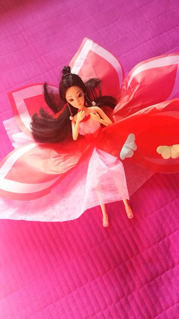 女儿用包装纸制作的第二款芭比娃娃裙装
