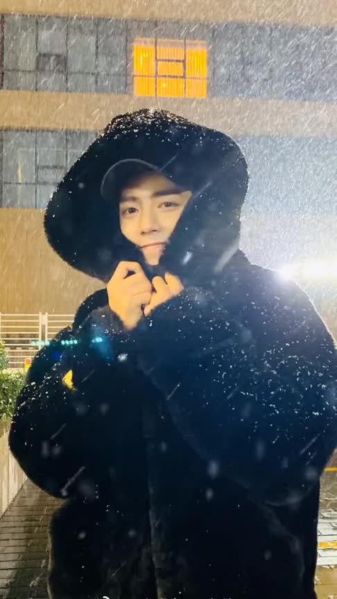 北京初雪太唯美,肖战深夜发文晒雪景自拍,仪式感满满的战哥!