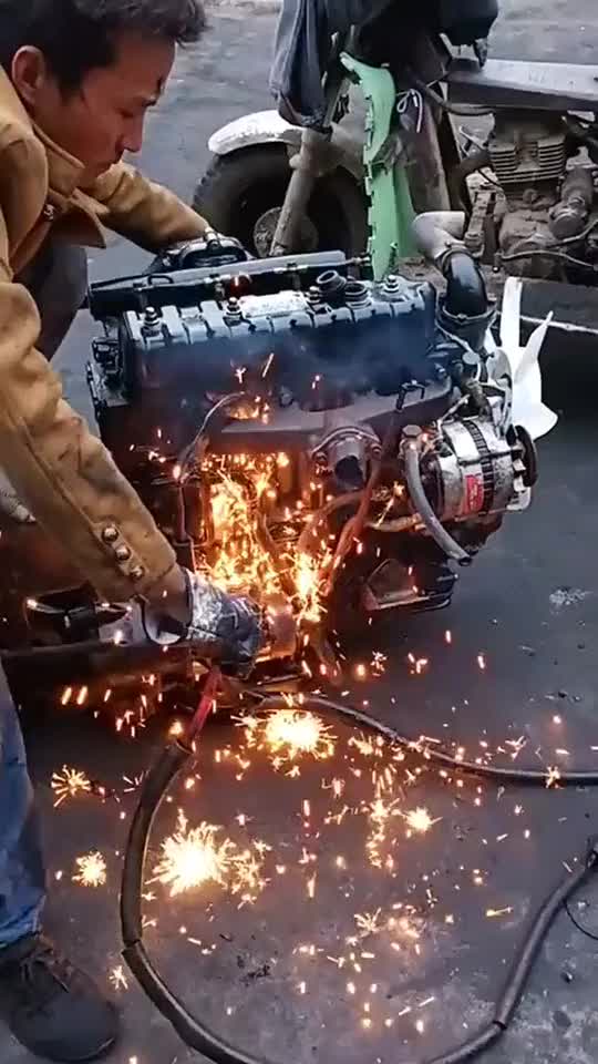 汽修师傅修发动机,一打火全是火花,把师傅吓一跳