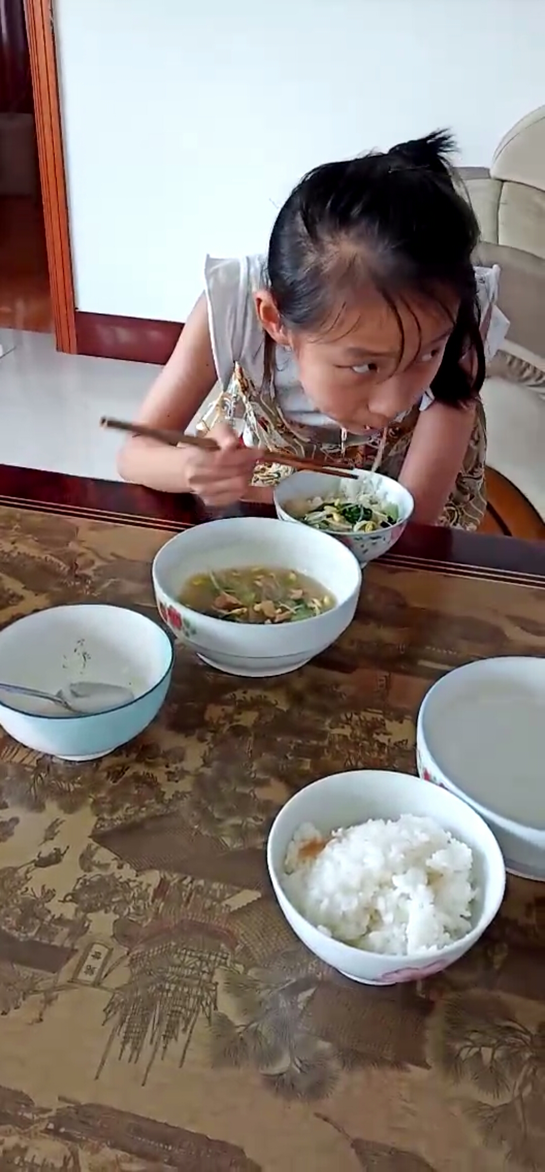 有网友说我姑娘的吃饭姿势不礼貌,哪里不礼貌了?