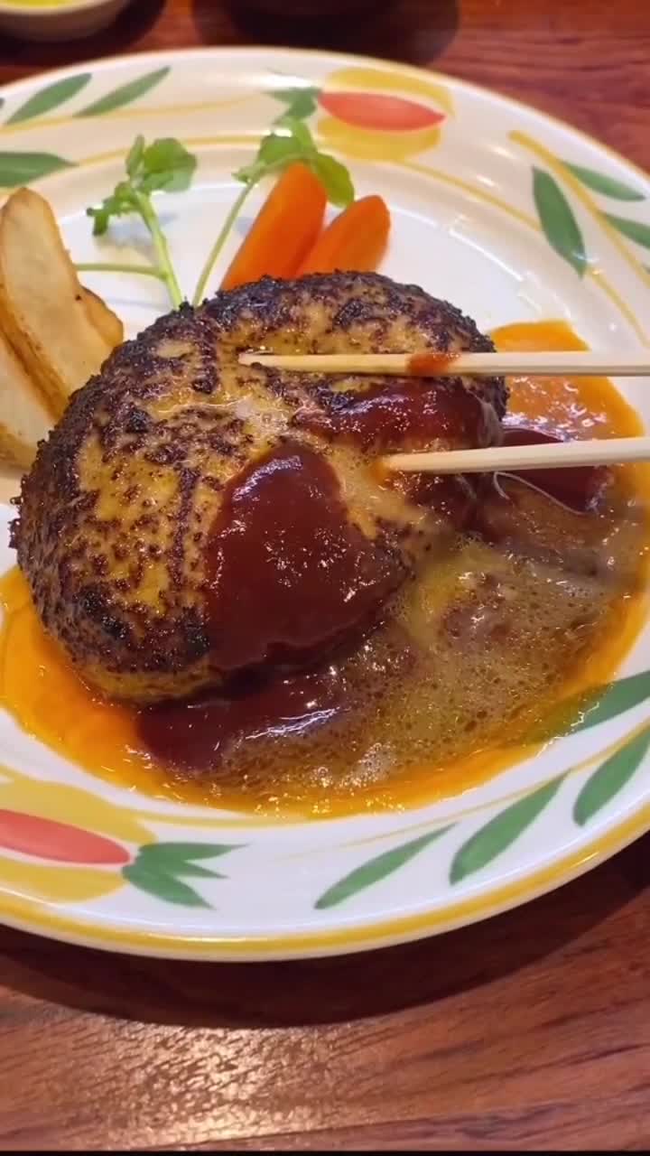 日本餐厅里美味的爆汁牛肉汉堡