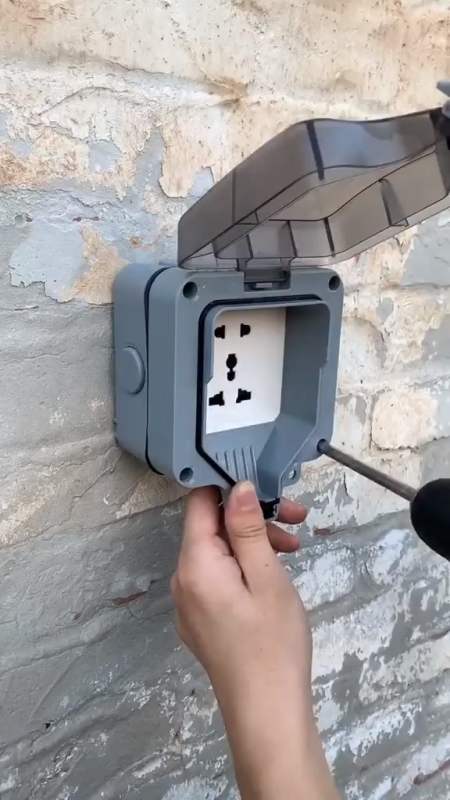 户外插座防水盒小伙的最新发明可以申请专利了