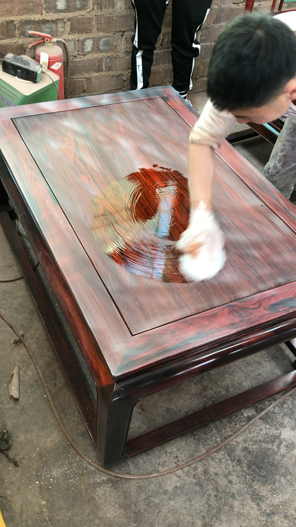 师傅正在给红木擦生漆,这个画面第一次见,看完长见识了