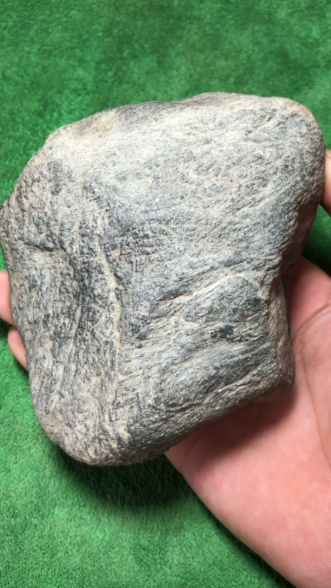 水泥皮老坑莫西沙 皮壳非常老辣 翻沙均匀有力 有脱沙表现 荧光杠味