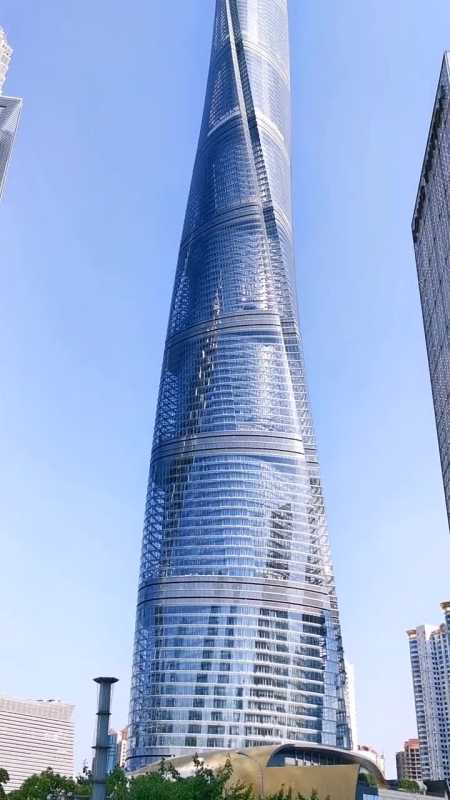 上海中心大厦中国第一世界第二高楼632米,楼顶一台重达千吨的阻尼器来