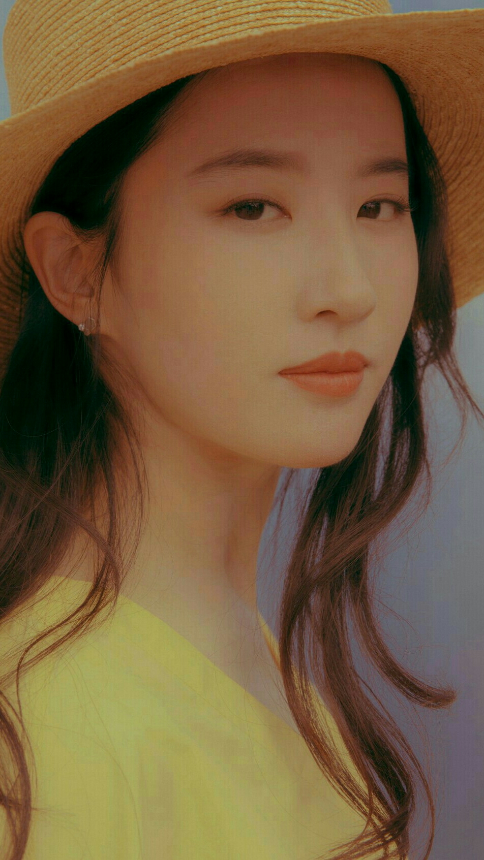 刘亦菲现身摩纳哥,黄连衣裙黄草帽太阳镜野外香车,好一枚仙仙的神仙