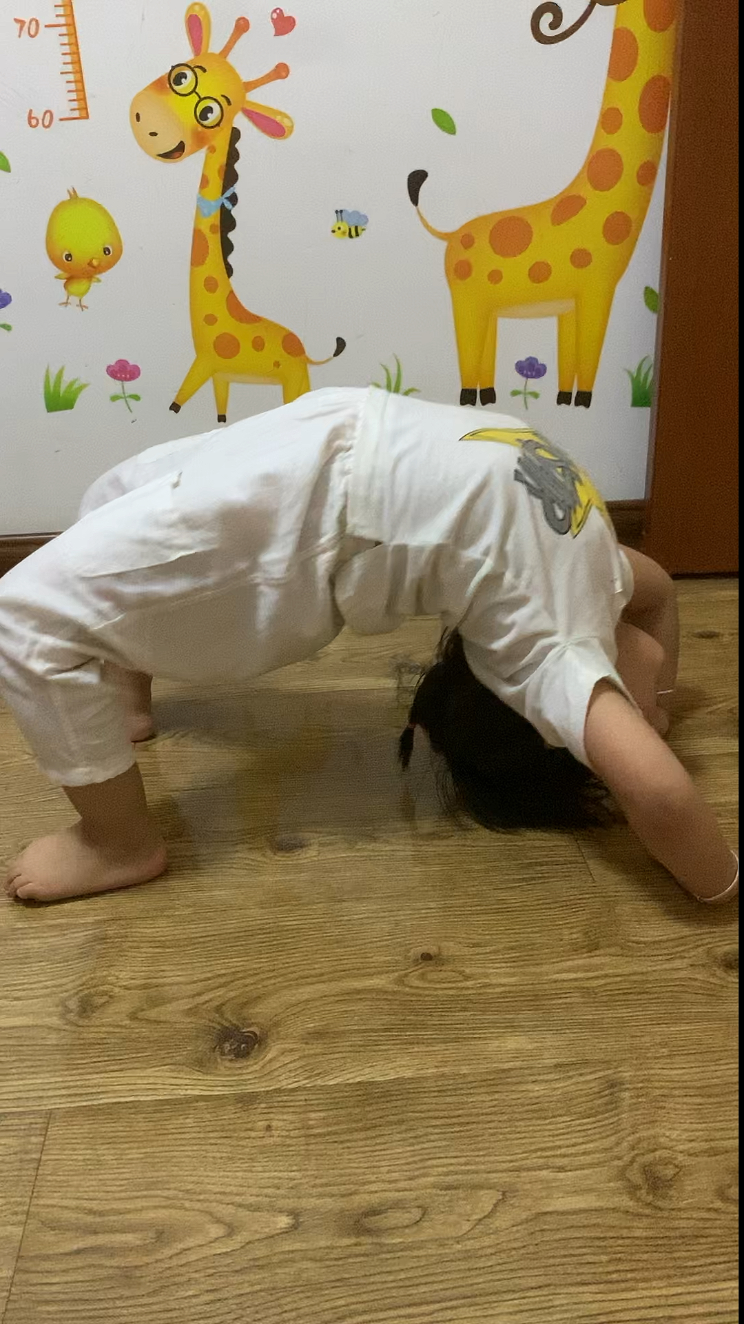 小米长大了,4岁了自己学会了下腰