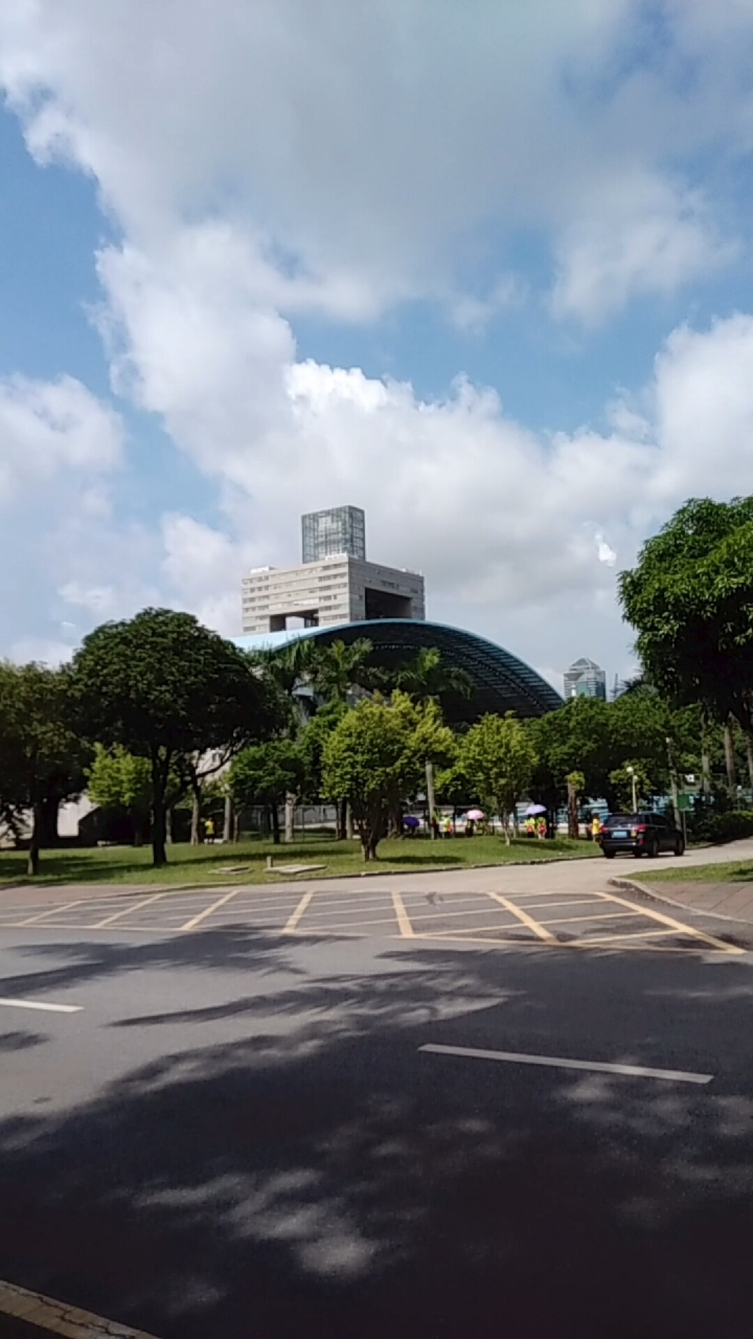 远望深大元平体育馆和科技楼