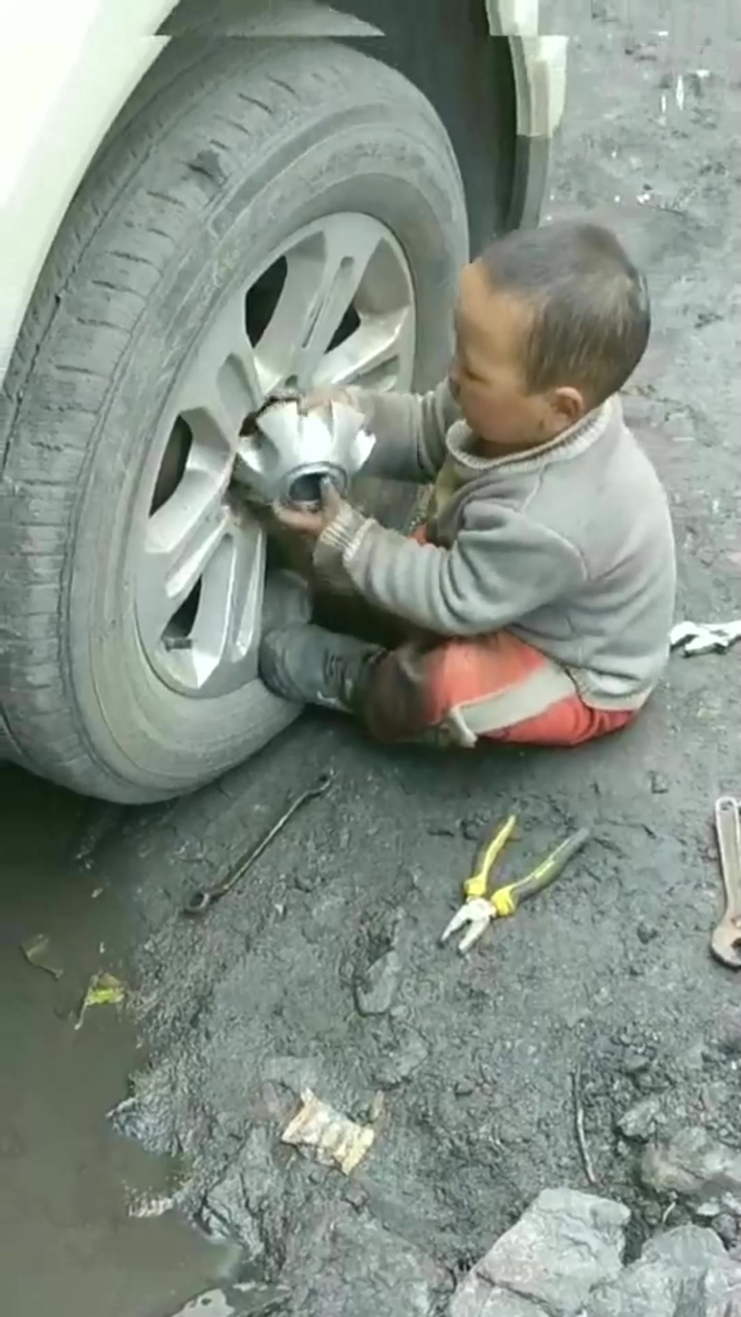 搞笑段子#小孩都会修车了,技术杠杠的,真是屈才了