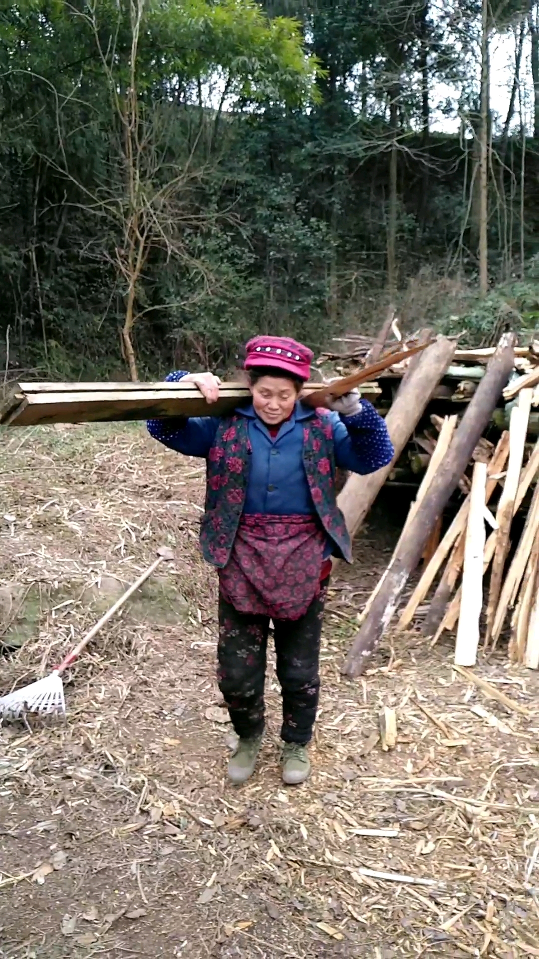 一根木头差不多100斤重,一天要扛几十根