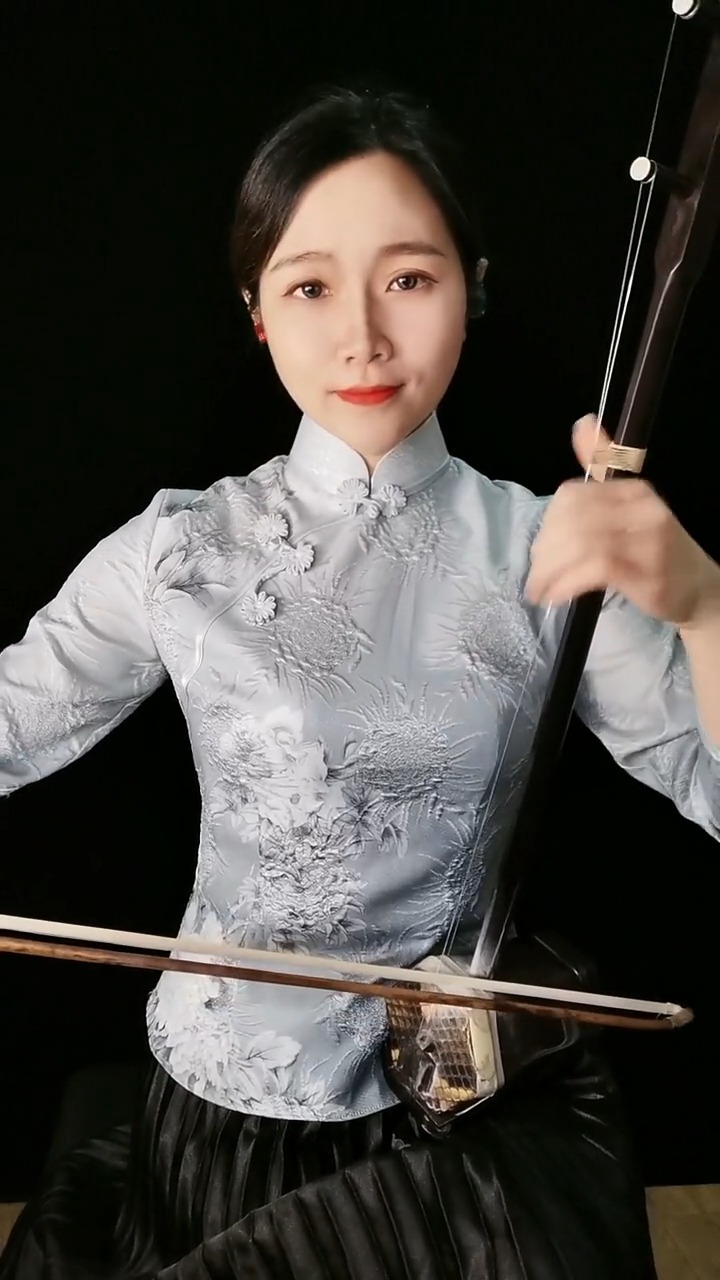 经典老歌#美女二胡深情独奏《望星空》,琴音柔美细腻,如泣如诉,动人