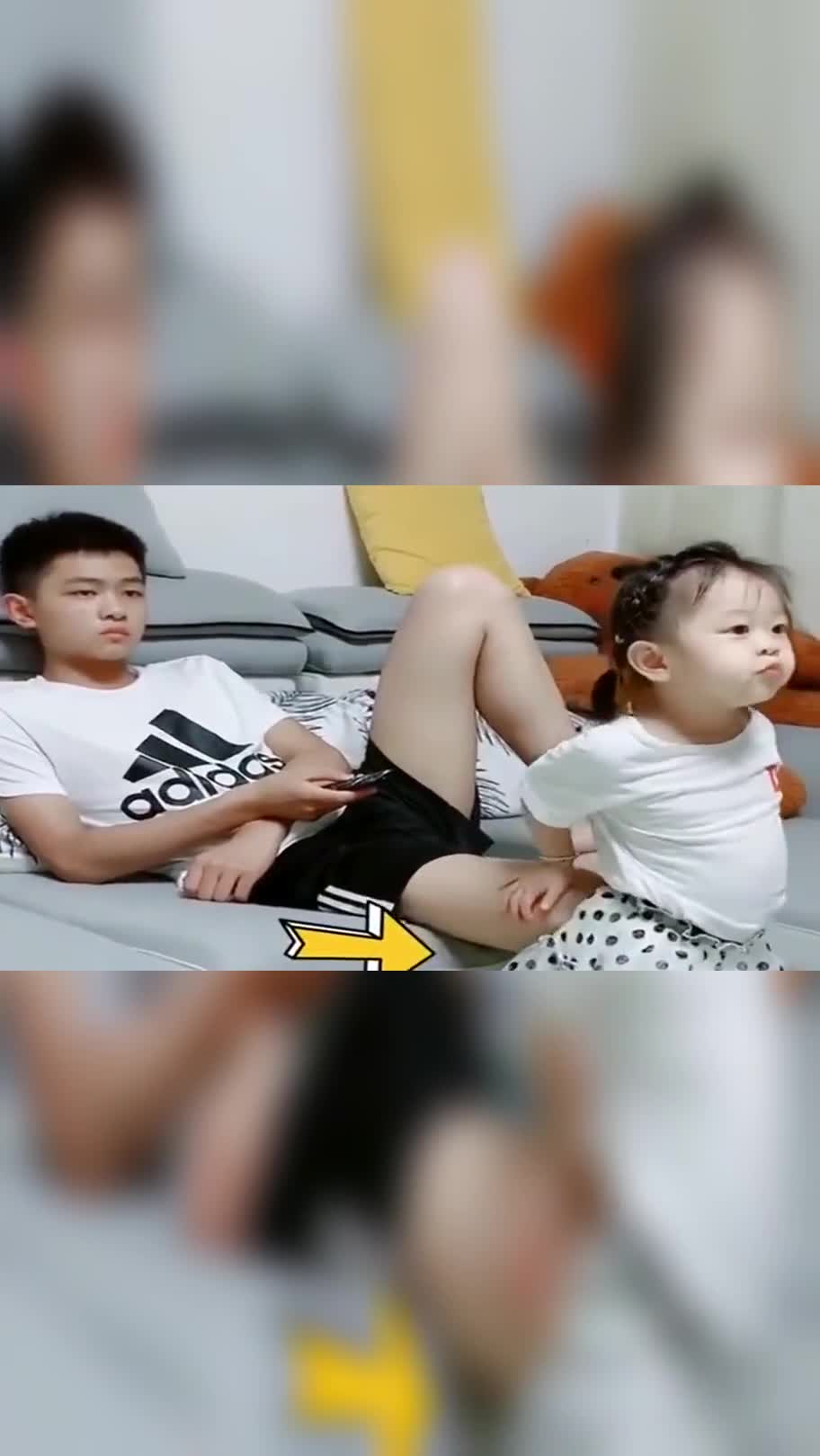 相差12岁的兄妹,妹妹太稀罕哥哥了,这一举动看得心里暖暖的!