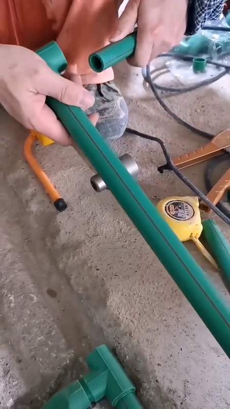 工地新来的师傅,看完这一幕,这才是水管热熔标准干法!-度小视