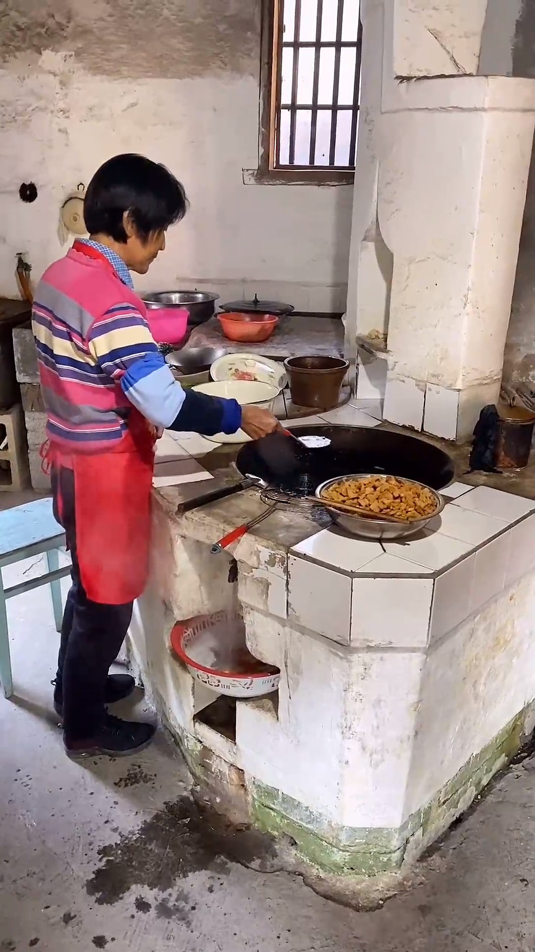 记录我的农村生活#这是我们南方农村的灶台,烧饭烧水两不误,横着放盆