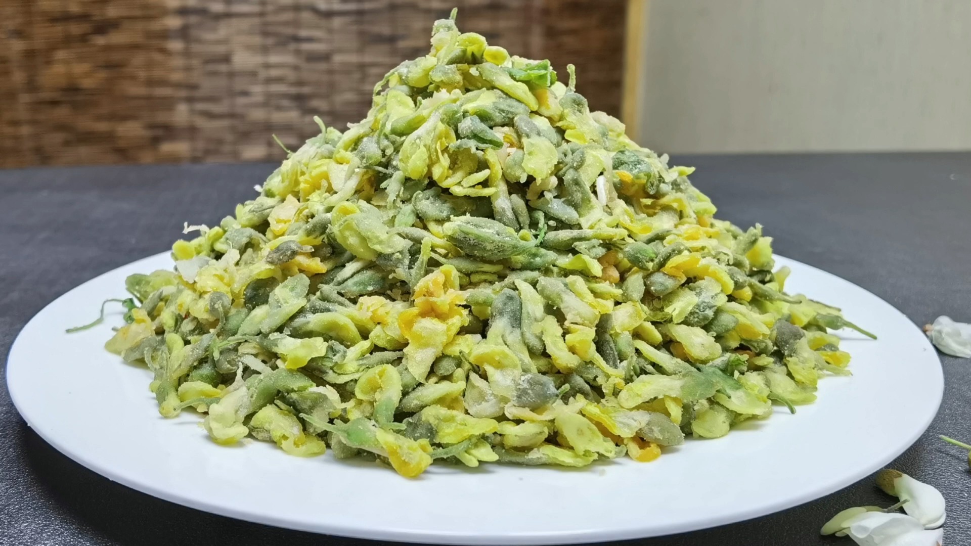 #蒸槐花#蒸槐花想要好吃大有学问,掌握四个技巧,松散不粘,香甜鲜嫩