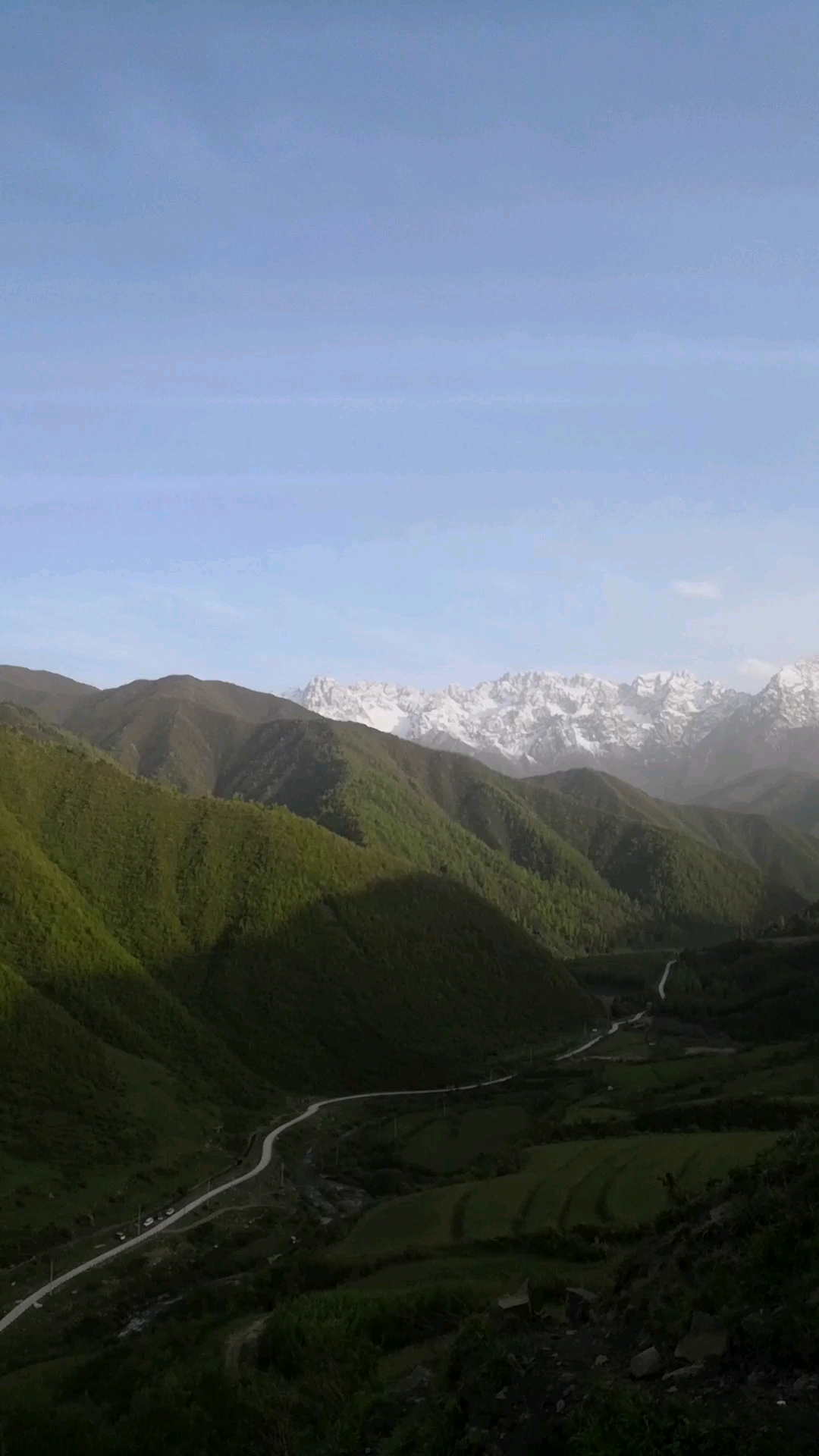 两山之间两种景色.
