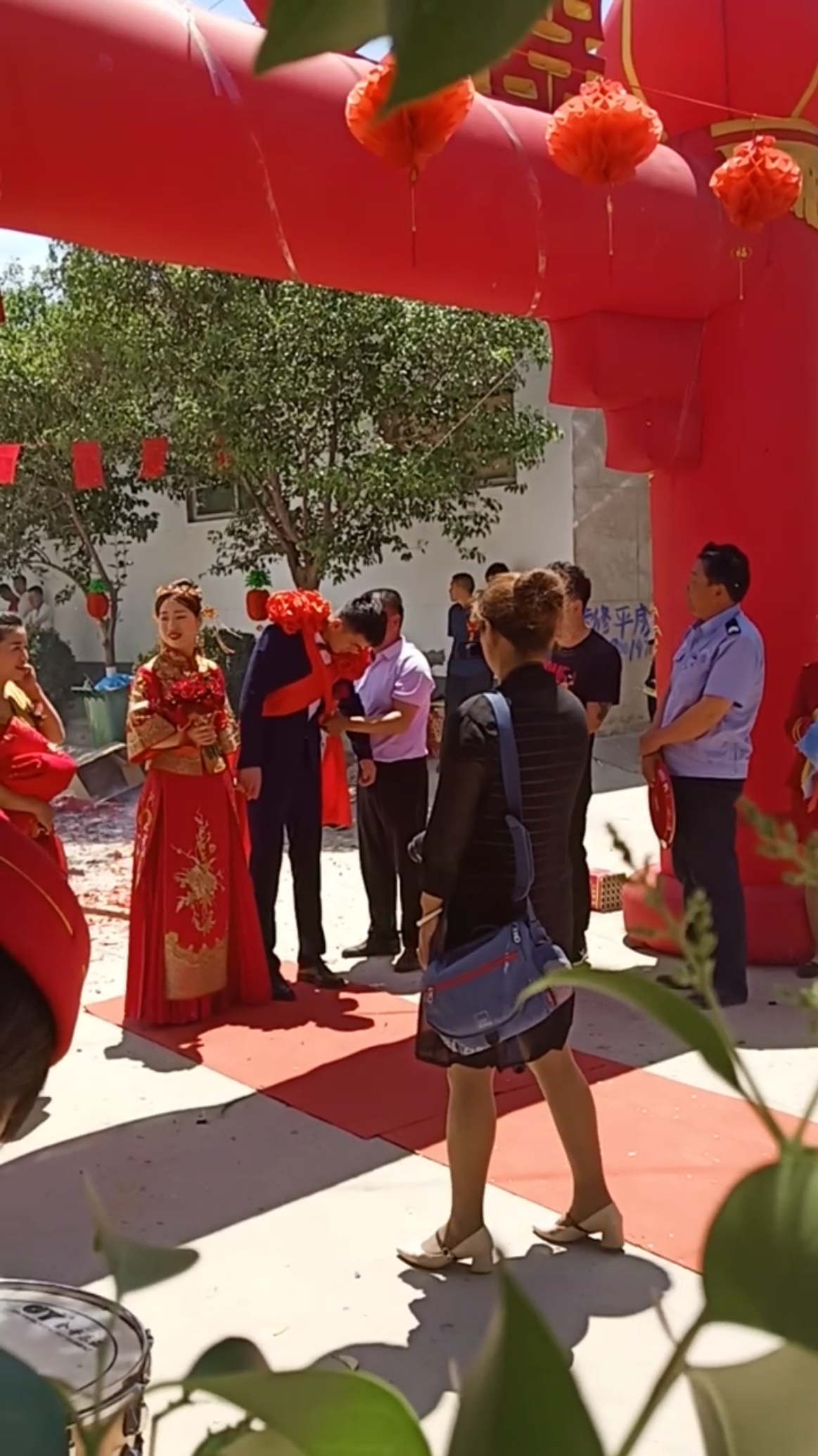 八个舅舅披红哩,新娘都笑了:你就这么多舅啊