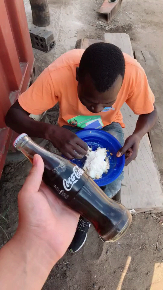 最近天气太热了,请非洲兄弟喝一瓶饮料