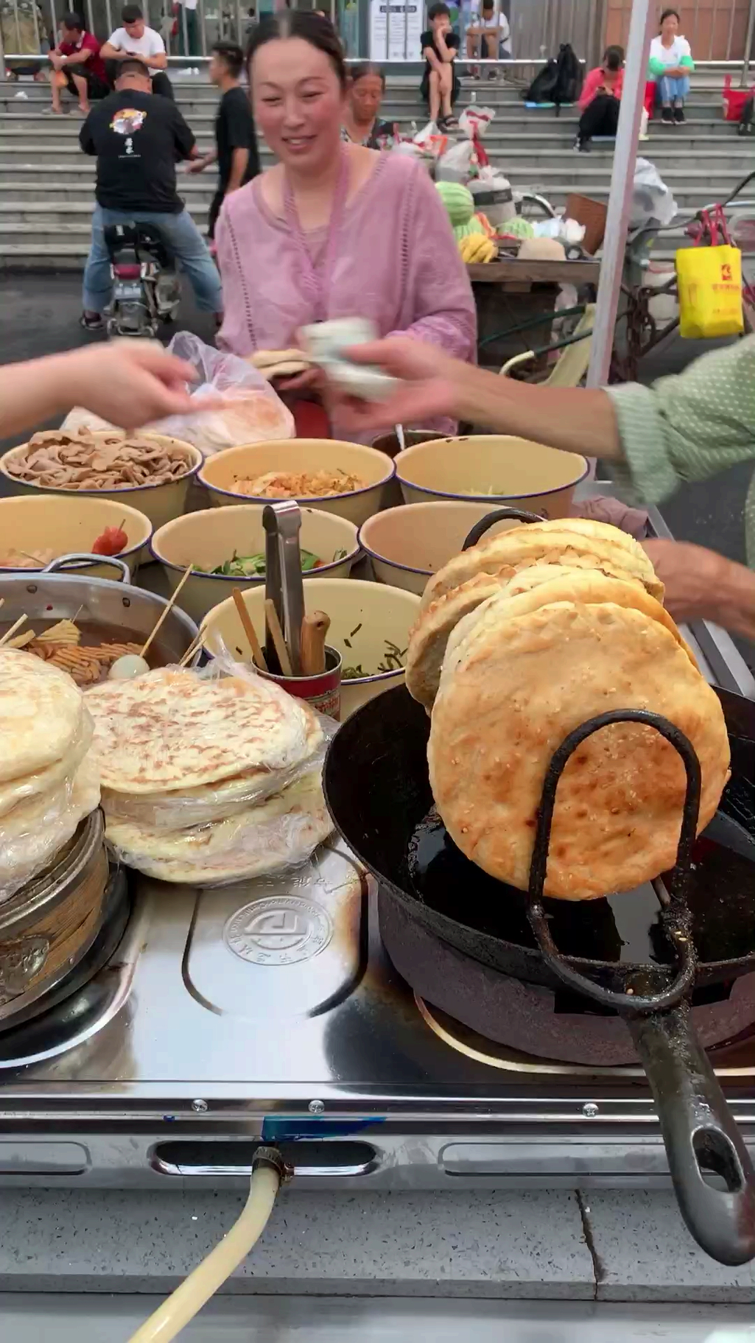 我要上热门#正宗烧饼夹菜,开封特色小吃,喜欢的朋友点个赞