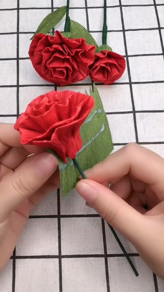 皱纹纸康乃馨,亲子做的要比买来的更幸福吧