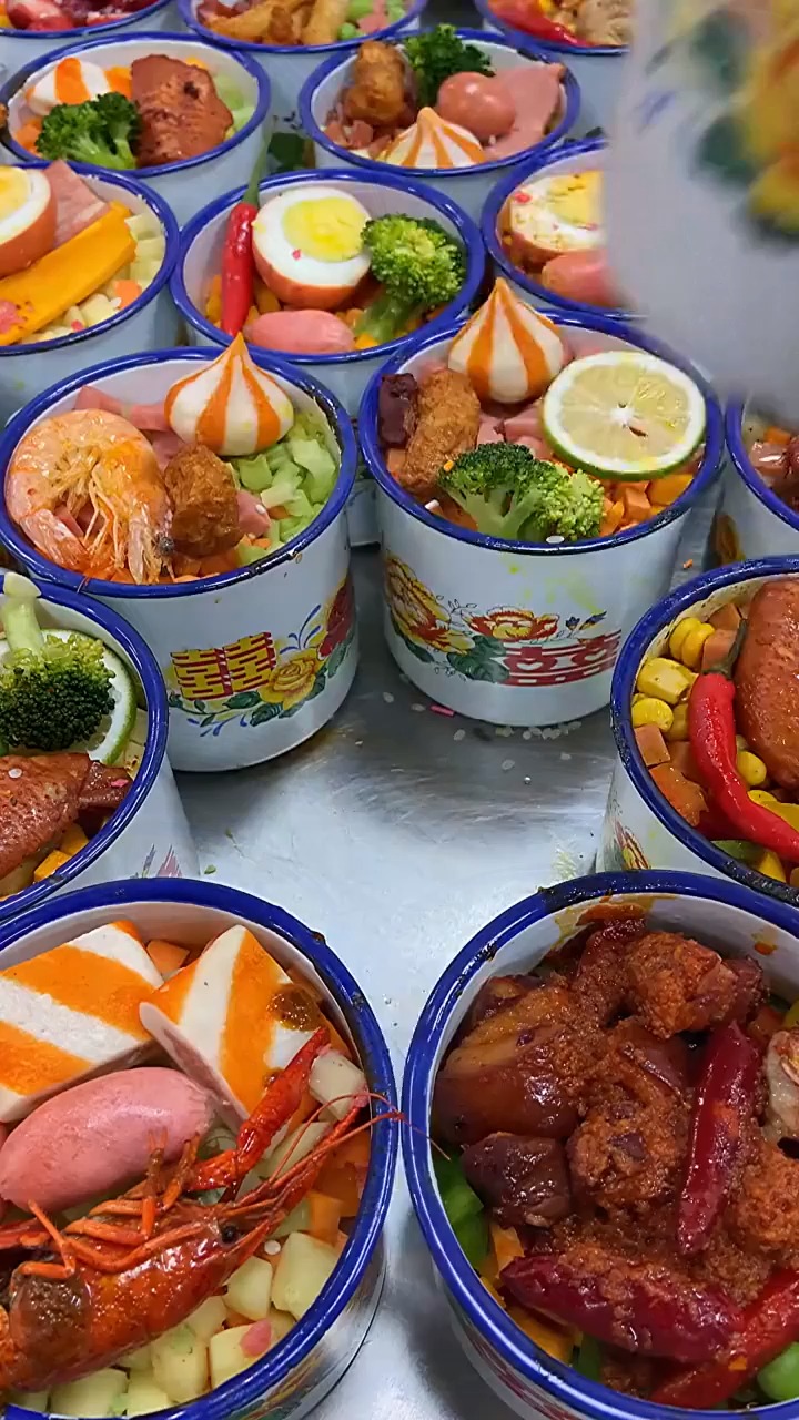 经典老式茶缸饭,一缸放200克米,100克酱料,米饭和酱料一起蒸熟非常香