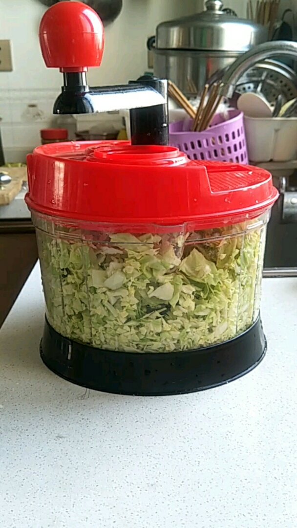 绞馅神奇,一颗白菜马上就成菜馅了