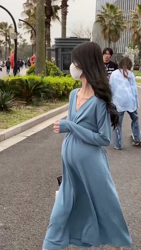 本想拍下滑板小哥,没想到偶遇了这个孕妇小姐姐,这气质绝了,要是我有