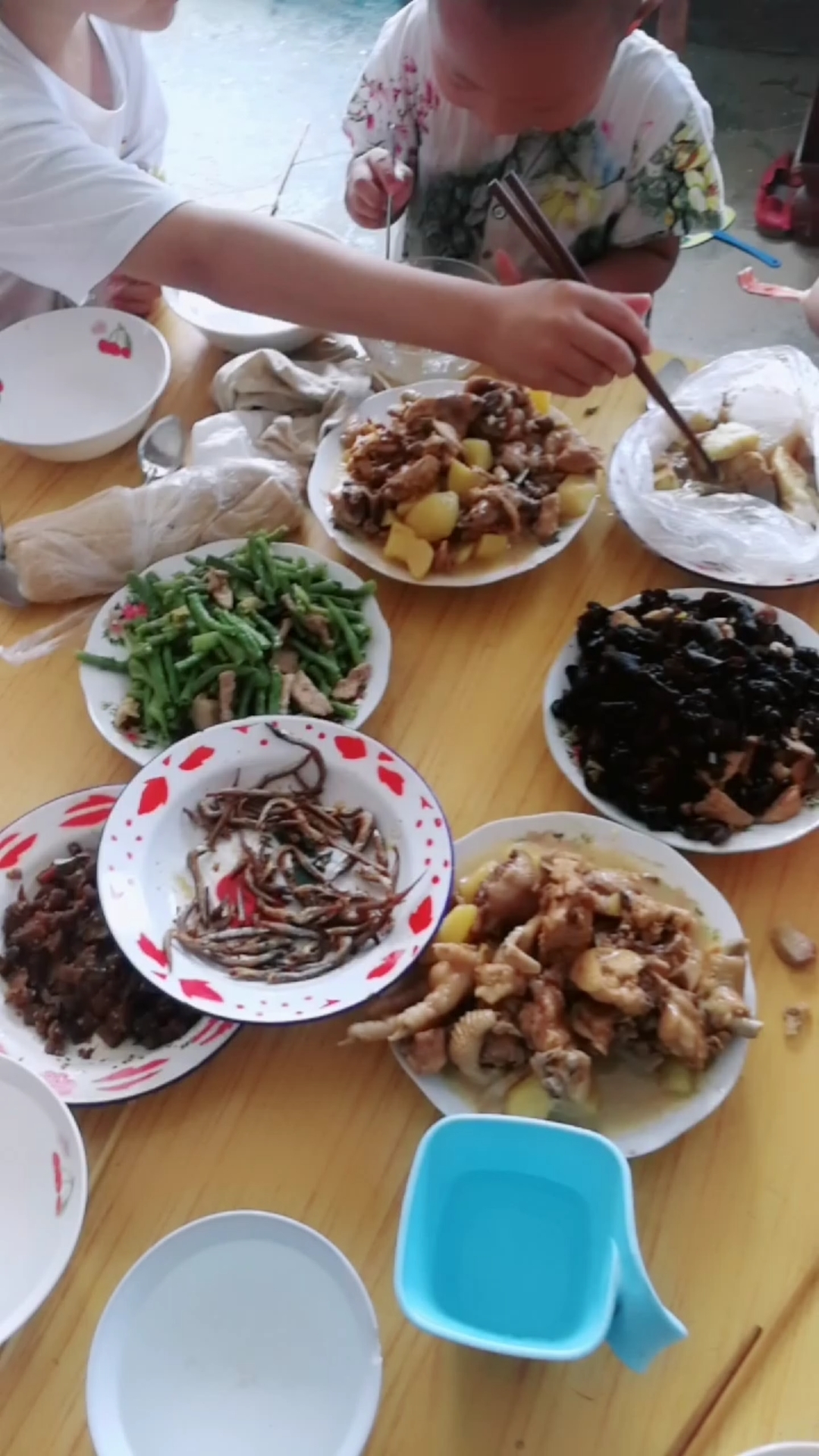 一大桌人在吃饭