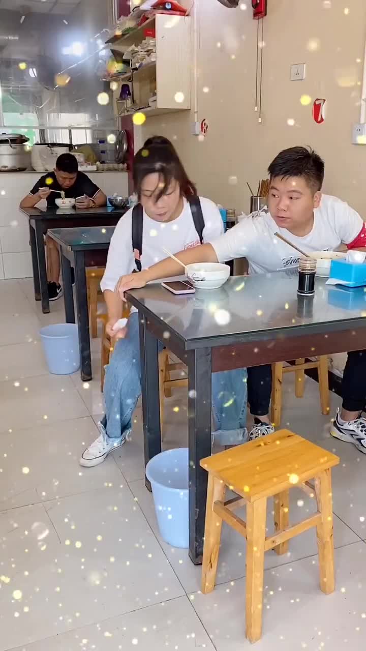 和相亲对象一起吃饭,为什么我一个动作她就离开了呢?