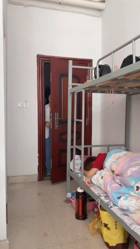 人家都上班两个小时了她还在宿舍睡觉,上班一个月迟到25天,看到我来了