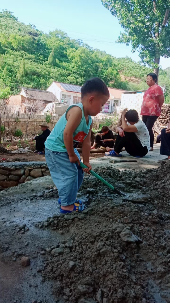 看看这个小孩干活呢