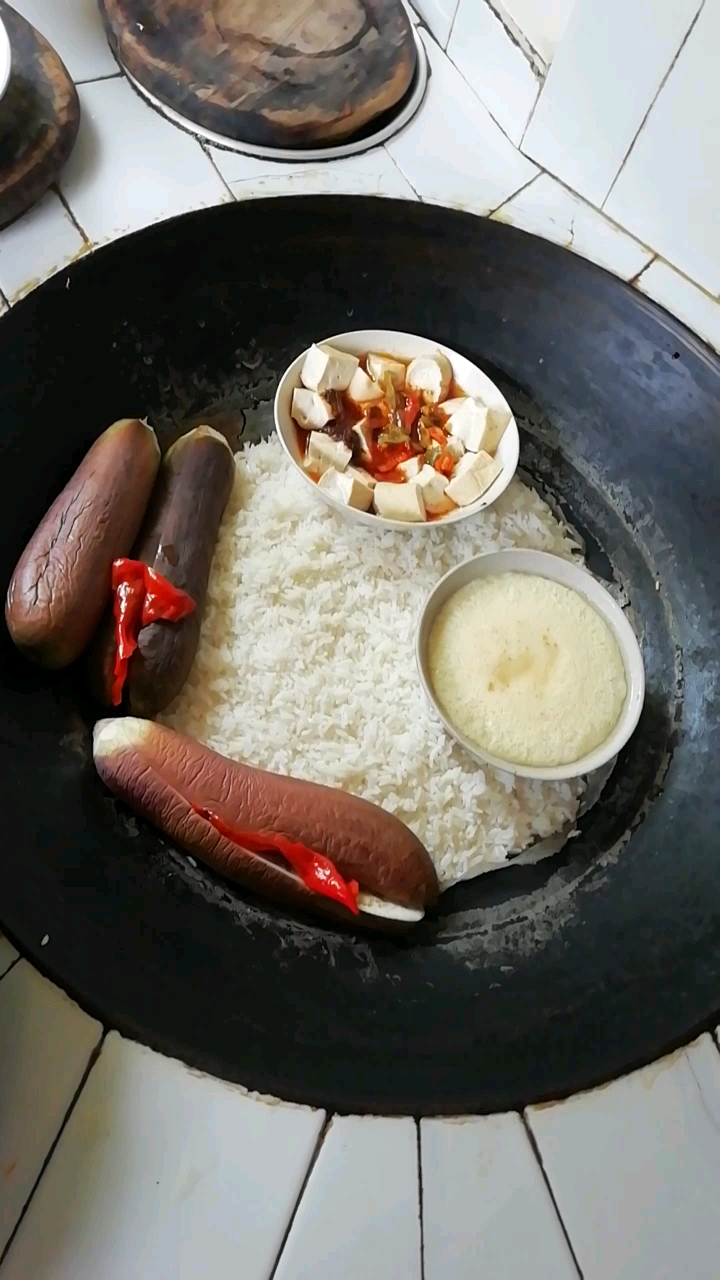 这是妈妈常做的土灶饭,一锅熟.弹指一挥间,四十年过去了