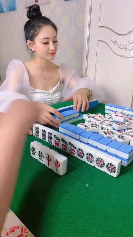 第一次打麻将,总觉得被小姐姐套路了