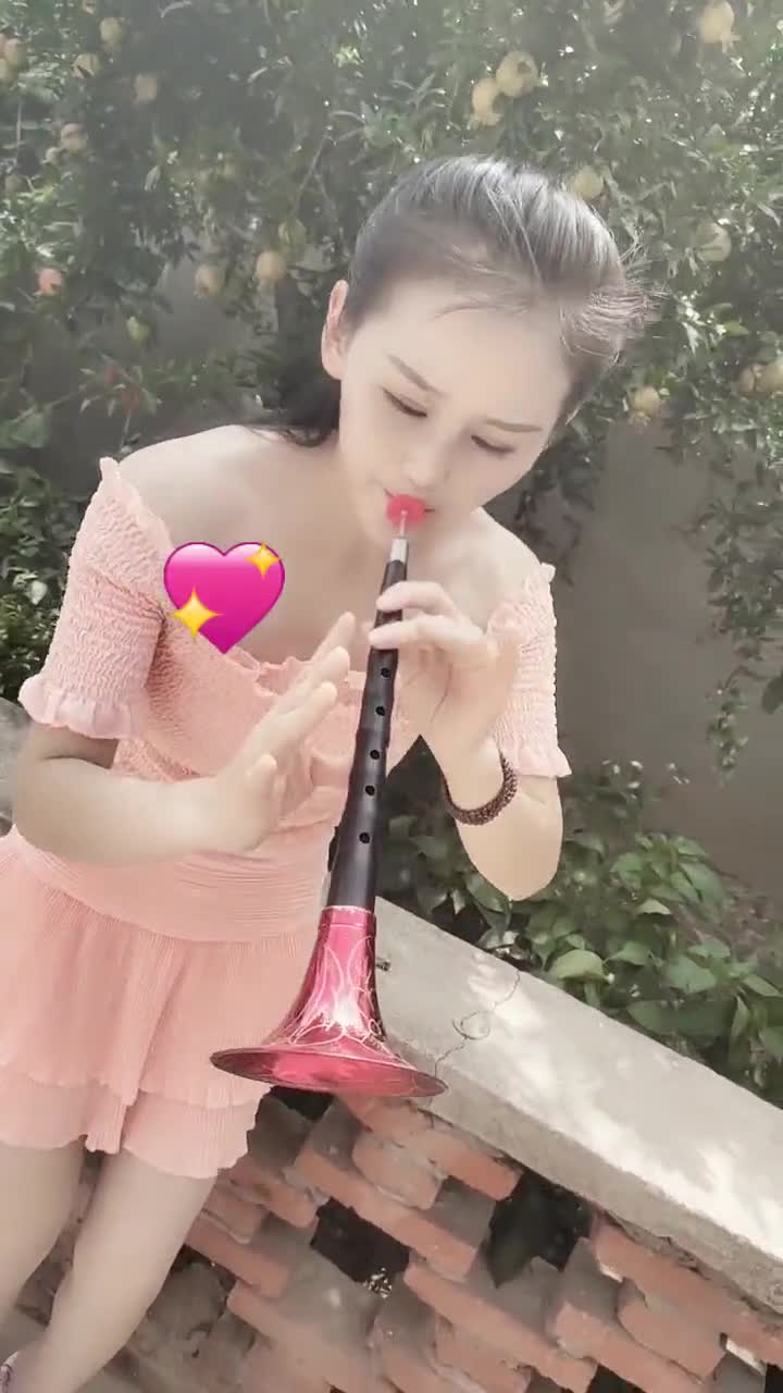 吹唢呐的美女图片