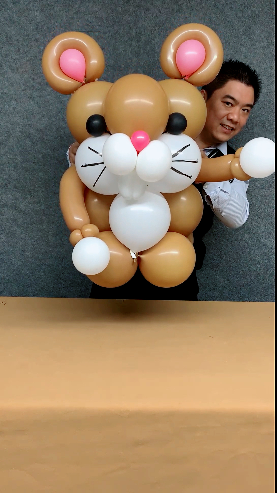 您家有没有八个气球?赶快动手做一个吧.