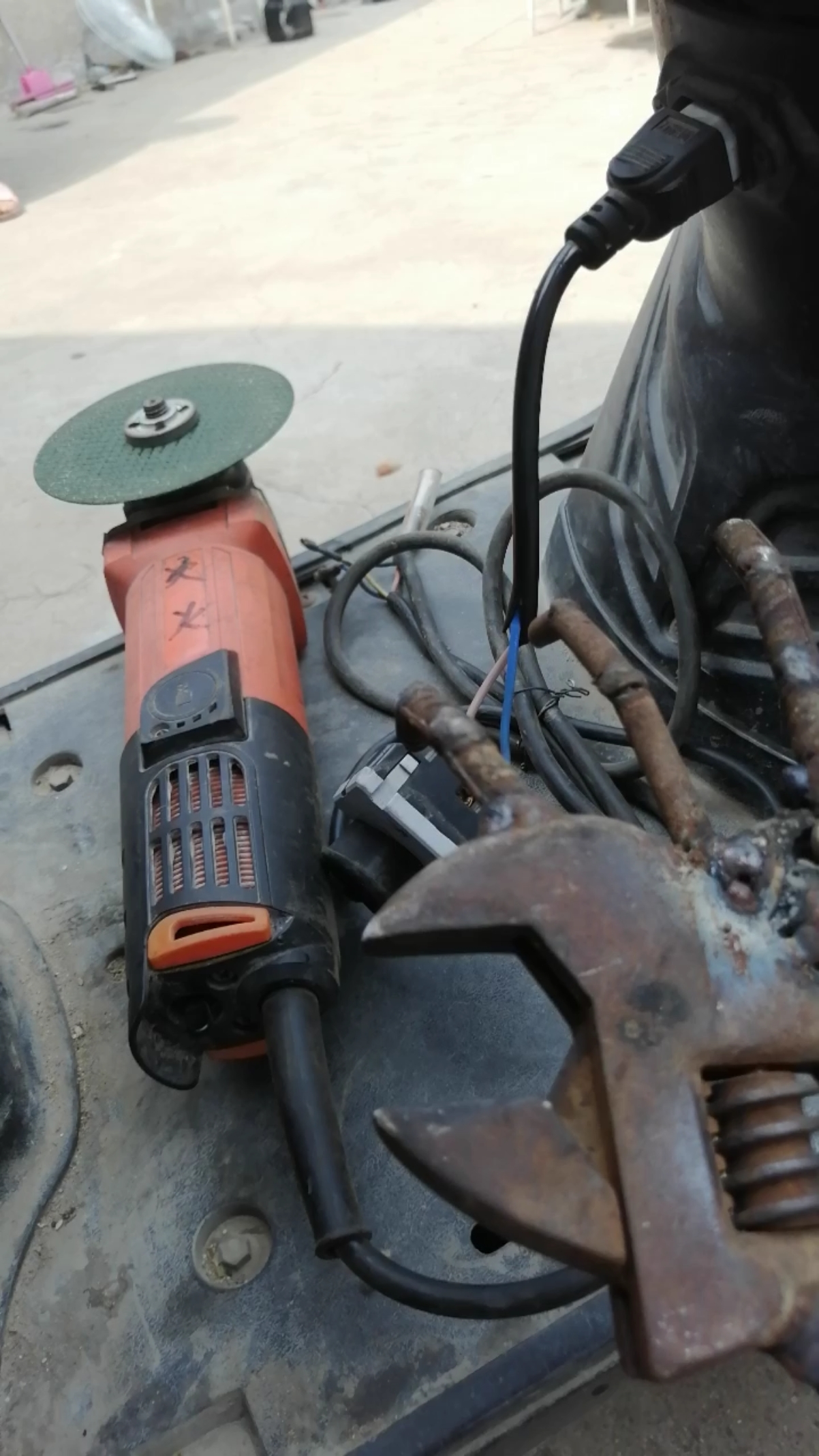 我要不说你们一辈子也不知道角磨机没有电也照样转!