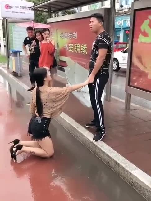 公交站台看见一美女下跪,小伙做得对