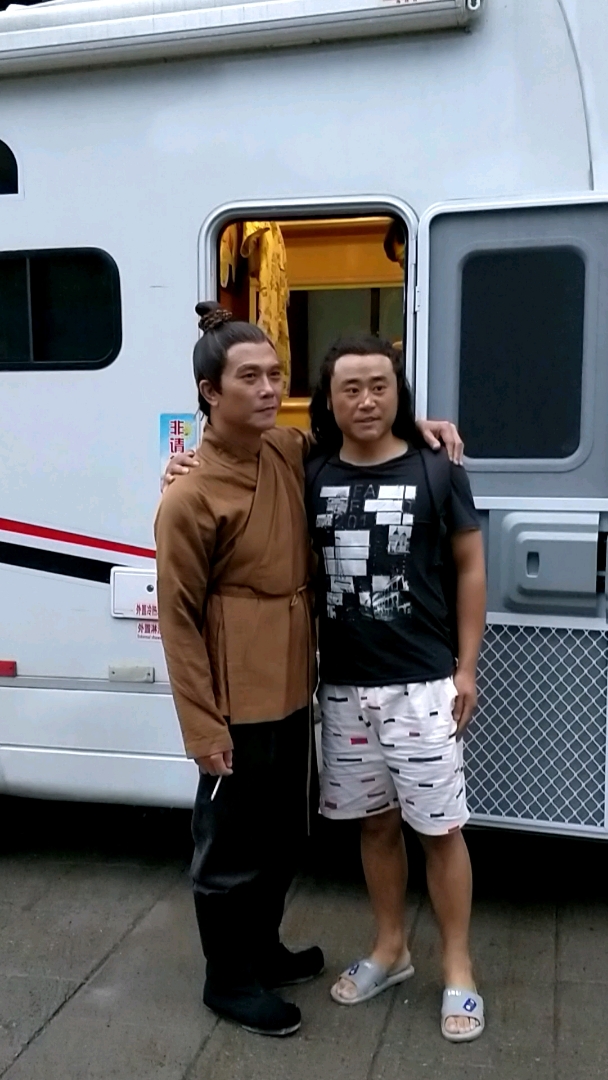 群演和香港亲民演员钱小豪合影