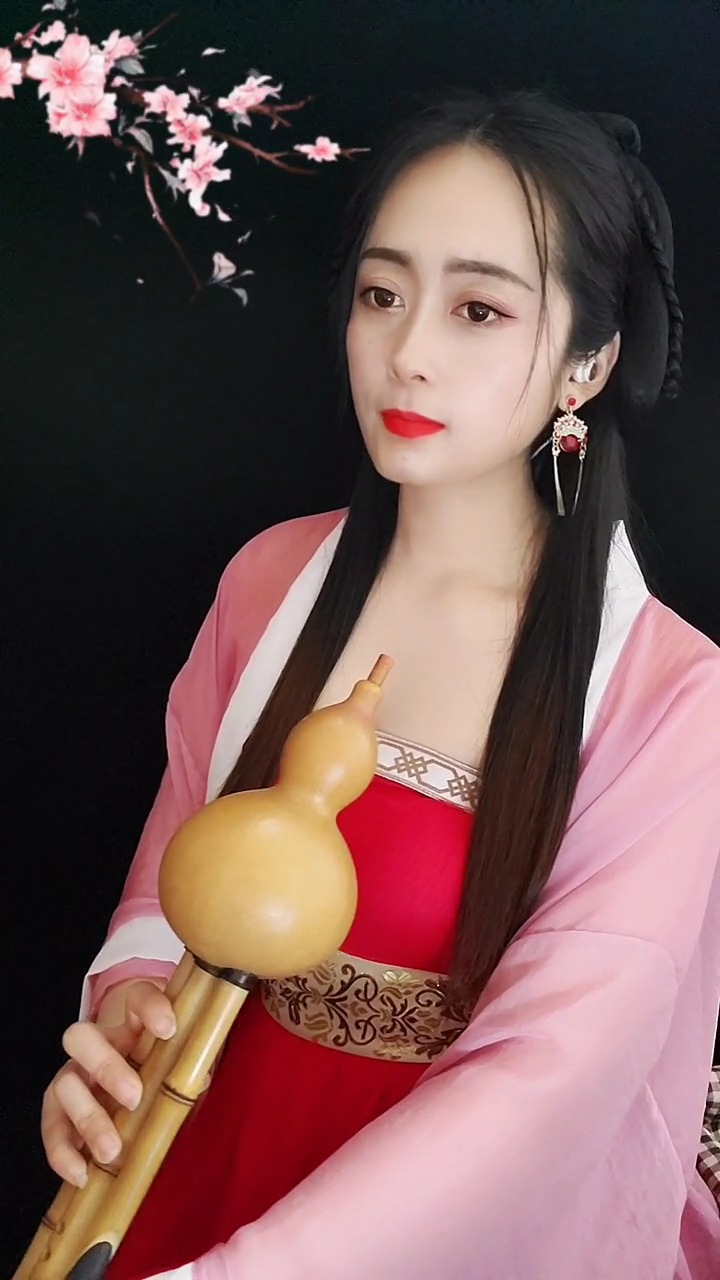 迷惑行为大赏#古风美女葫芦丝吹奏《梅花三弄》丝音柔美细腻,令人