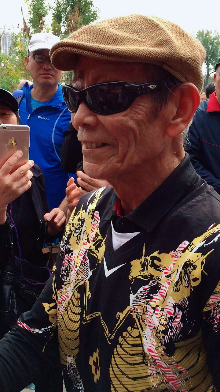 网红张大爷和粉丝们挥手告别.