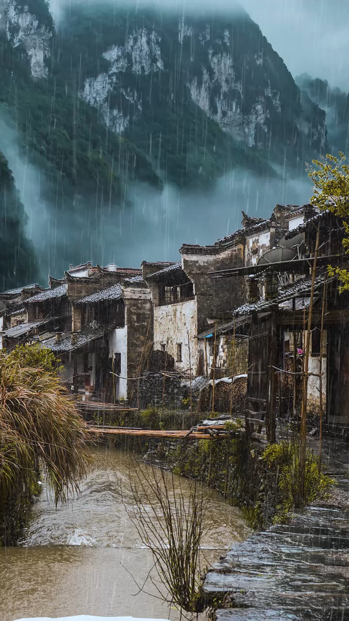 一抹多情的烟雨洒在了孤独的古村落