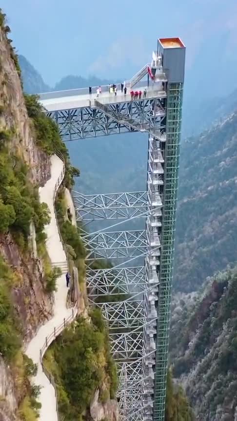 在湖南莽山,万丈悬崖边上竟然建了一座电梯,胆子太大了!