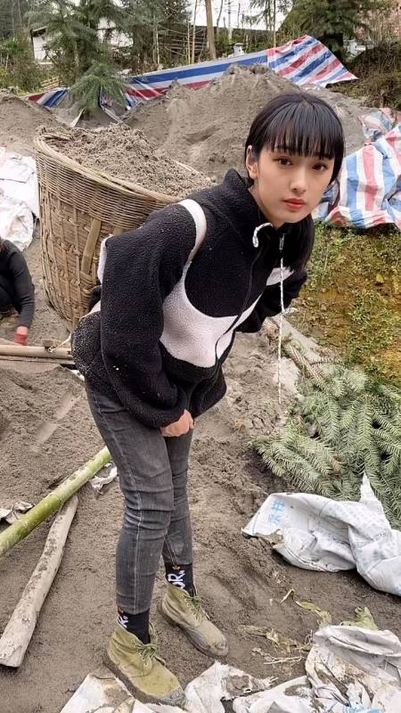 地道的农村女儿,出生贫寒,性格文静,不羡慕,不攀比没文化没才艺,只有